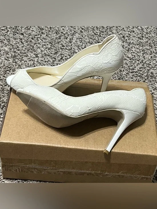 David's Bridal Layla Lace Peep-Toe Pumps in Ibory - Picture 2 of 8